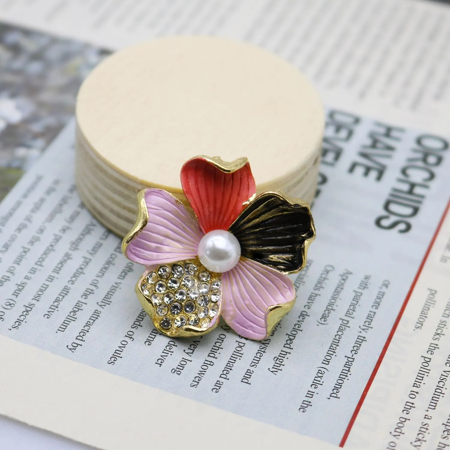 Women's Crystal Pearl Flower Brooches Elegant Enamel Rhinestone Floral Statement Brooch Pins Fashion Jewelry Accessories for Women Gift Gold